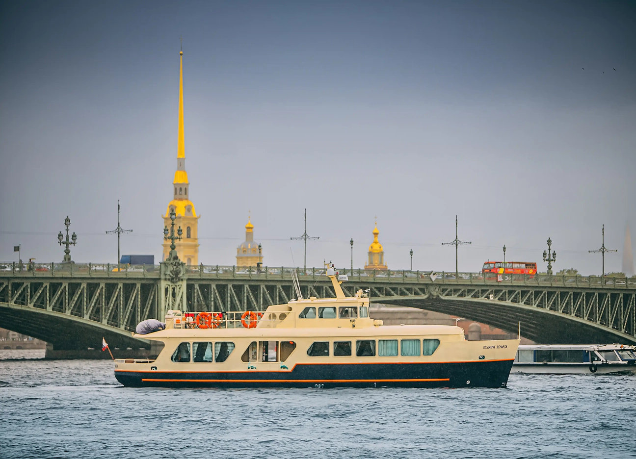 Теплоход "Политрук Бочаров"